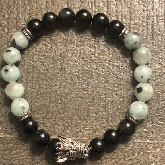 4 Bracelets with different styles. - Picture 2 of 6